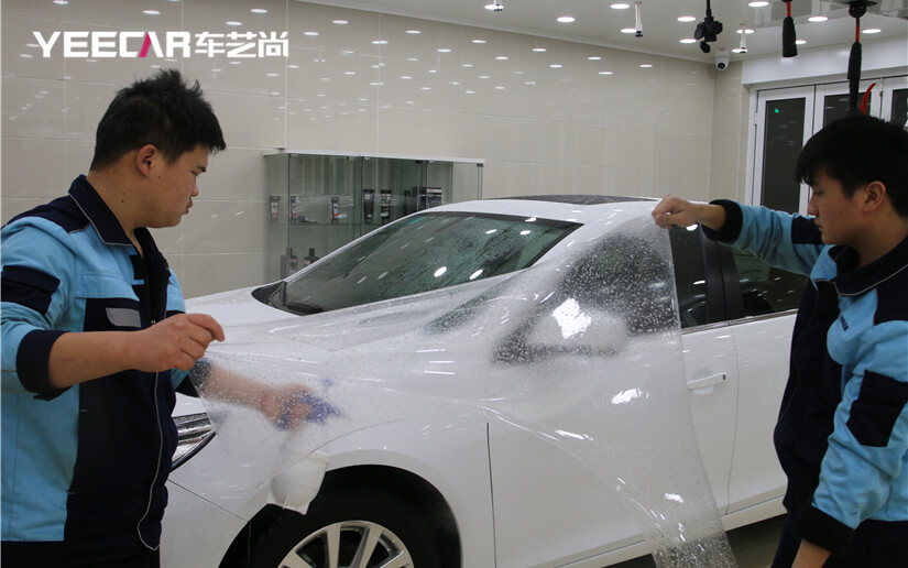 揭开透明膜表面的一层覆膜