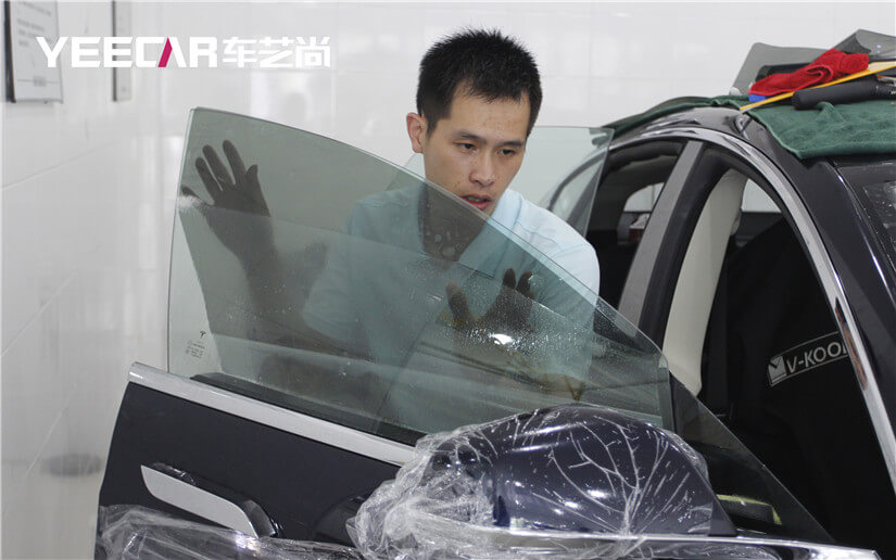 喷洒少量的窗膜安装液