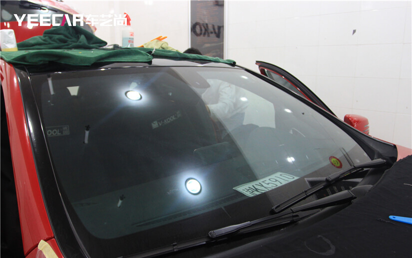 奔驰A级前档V70贴膜施工