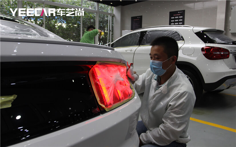 擦拭多余的镀晶剂