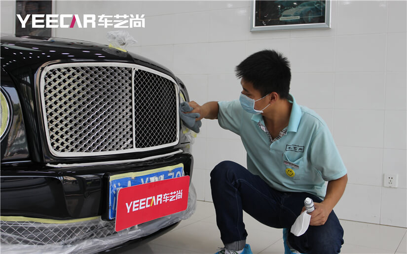 擦拭车漆上多余的镀晶剂