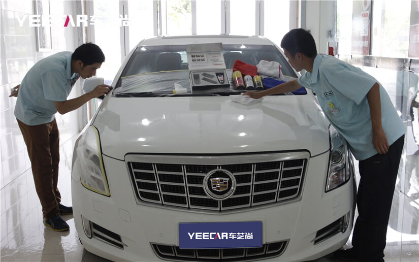 对车漆表面进行sonax镀晶作业 