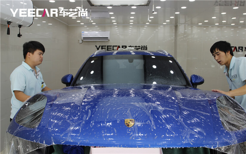 在车身均匀喷洒溶液