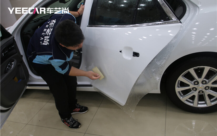 后门车身透明膜施工中