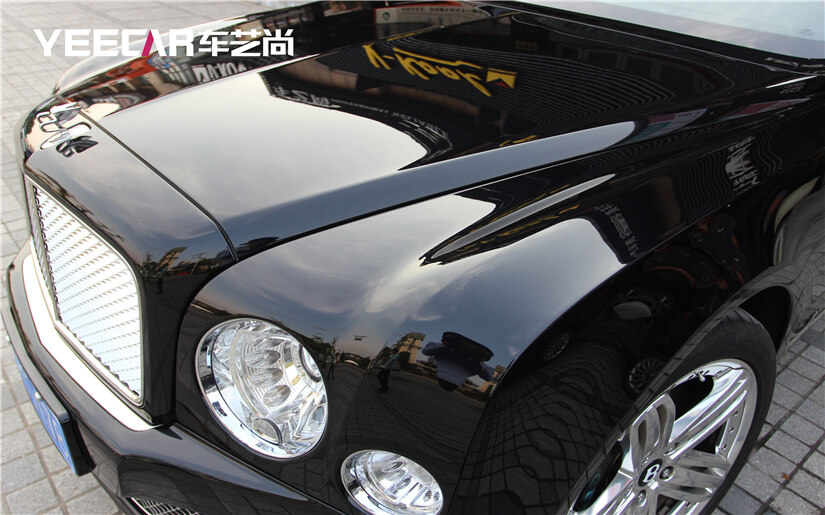 镀晶施工后清晰的倒映出天空的云彩和周围的景物