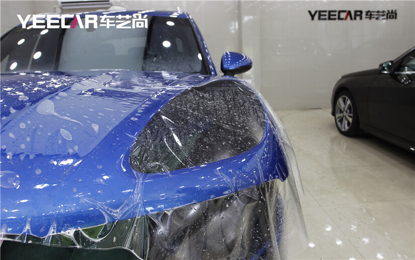 隐形车衣技师上膜施工