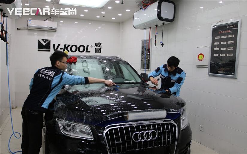 用刮板赶净水分