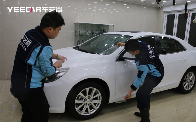 把真正的透明保护膜贴到翼子板上