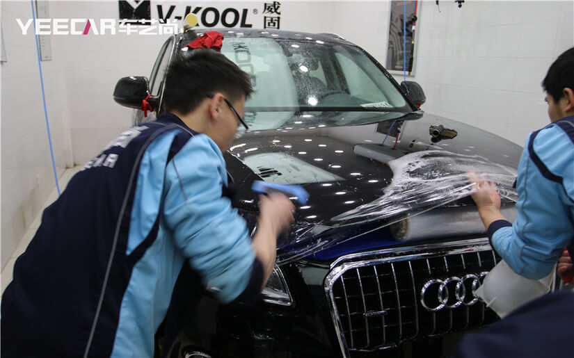 从中心边缘轻轻赶水