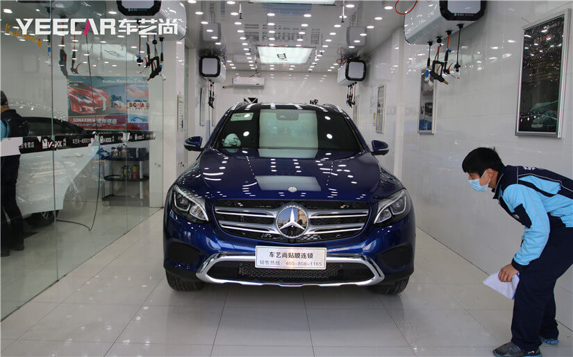 技师检查镀晶效果