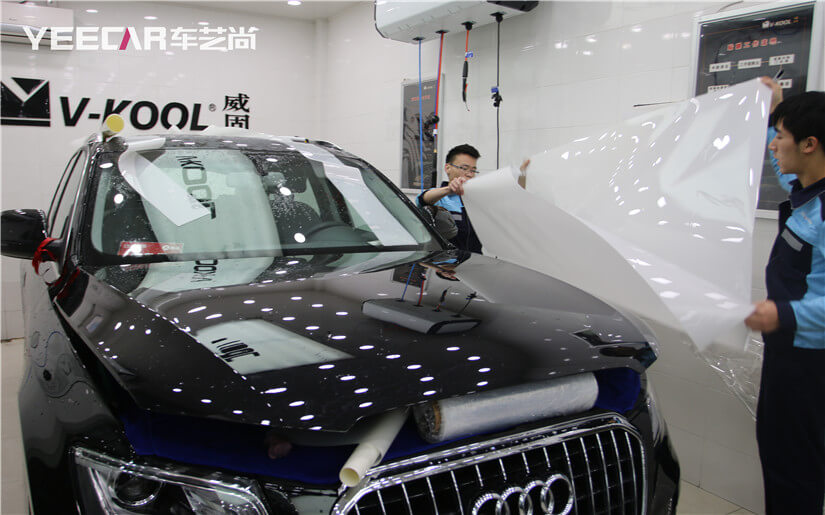 拿出裁剪好的贴膜