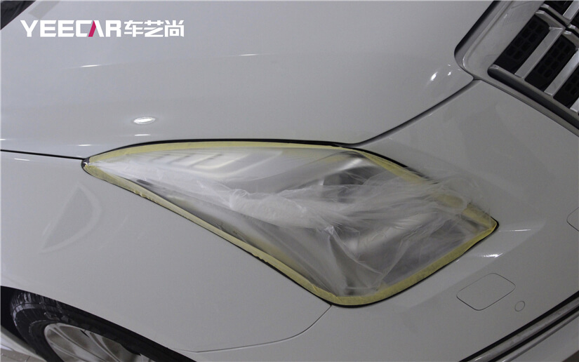 施工前对玻璃、金属铬条、LOGO标识进行保护