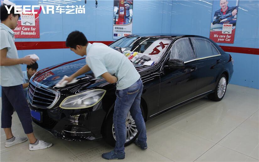 擦拭多余的镀晶剂