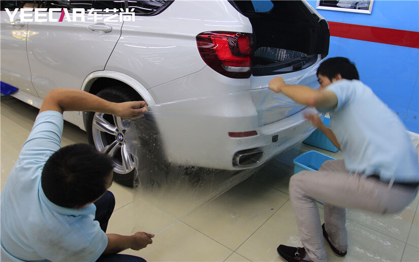 贴膜前用酒精溶液均匀喷洒在车漆和膜