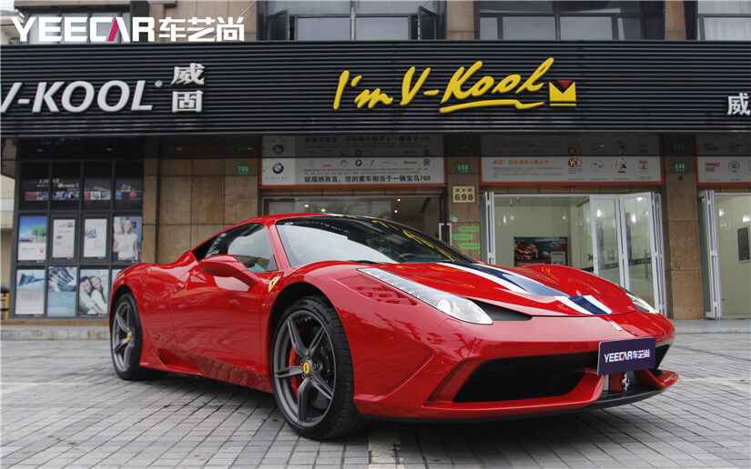 法拉利458镀晶施工后在车艺尚店门口实拍效果展示