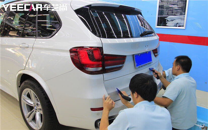 用刮板赶净水分