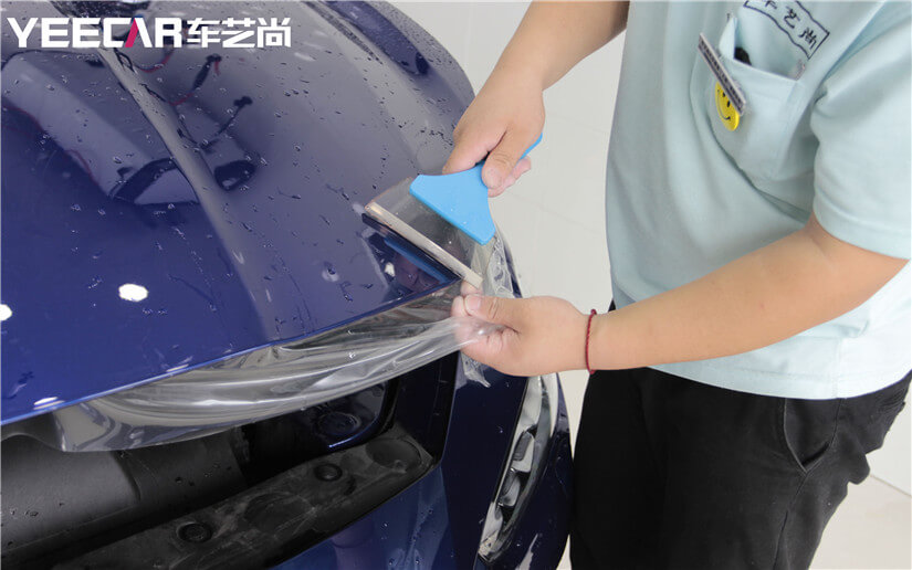 用刮板赶净水分