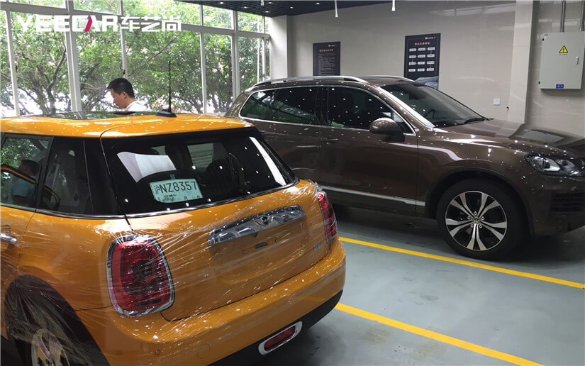  技师正在贴膜施工中