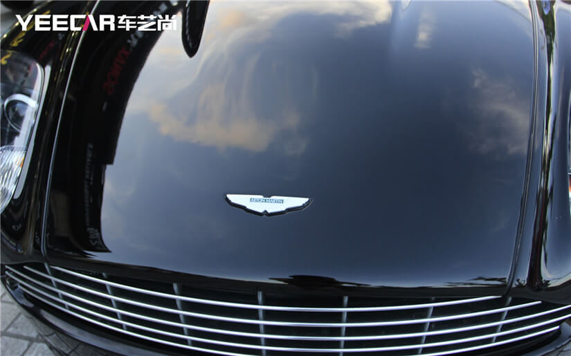 镀晶施工后天空中的白云和蓝天清晰的倒影在车漆表面上