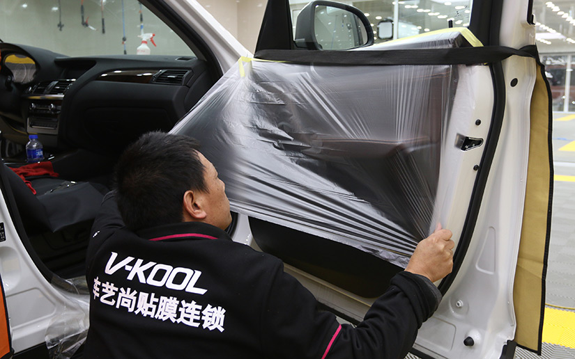 车艺尚技师专注贴膜的每一个细节