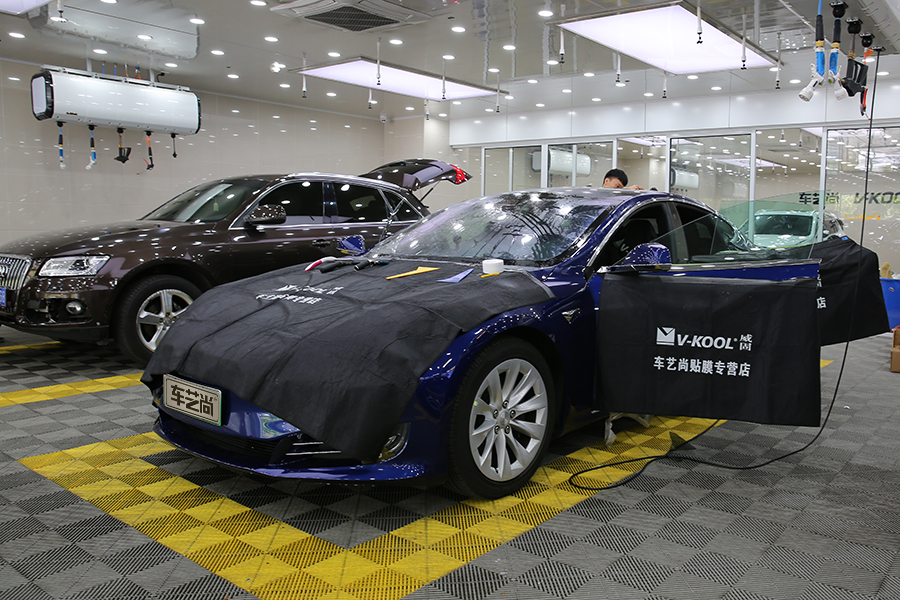 汽车贴膜施工中.jpg