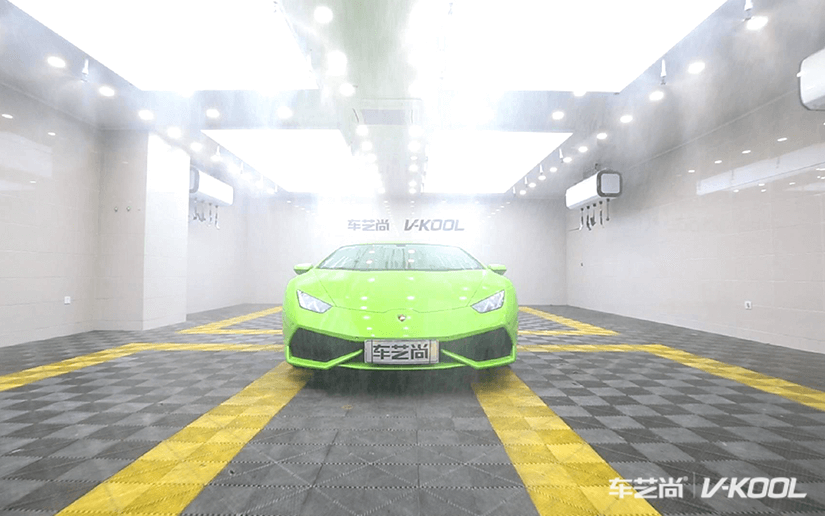 正在准备施工贴膜的汽车