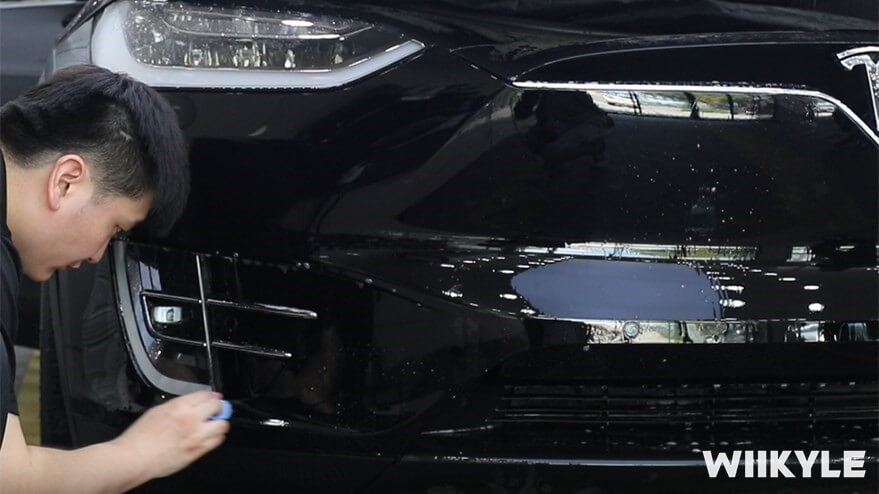 施工前，对车身进行深度清洁