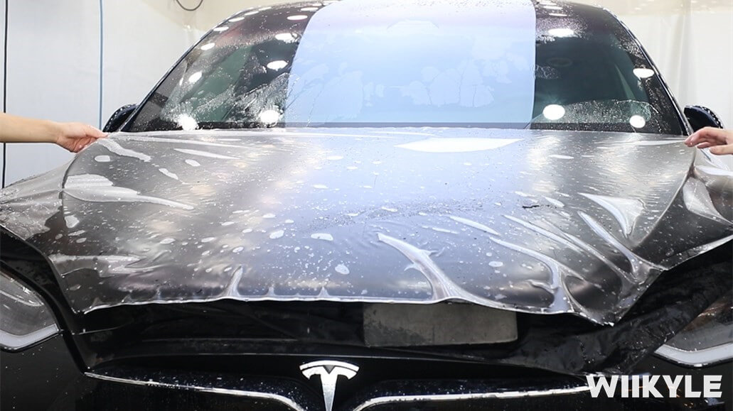 WIIKYLE技师们会进行覆膜过程