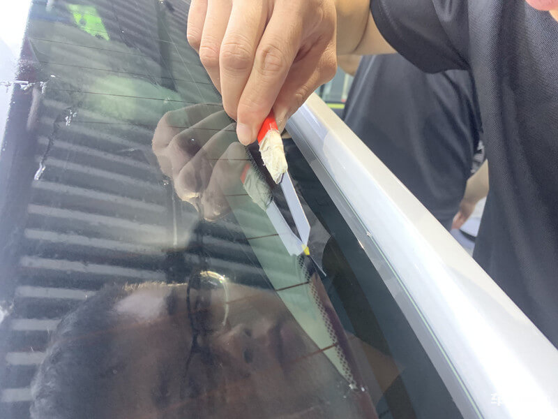 汽车贴隔热膜时垫片裁膜会划伤漆面吗？