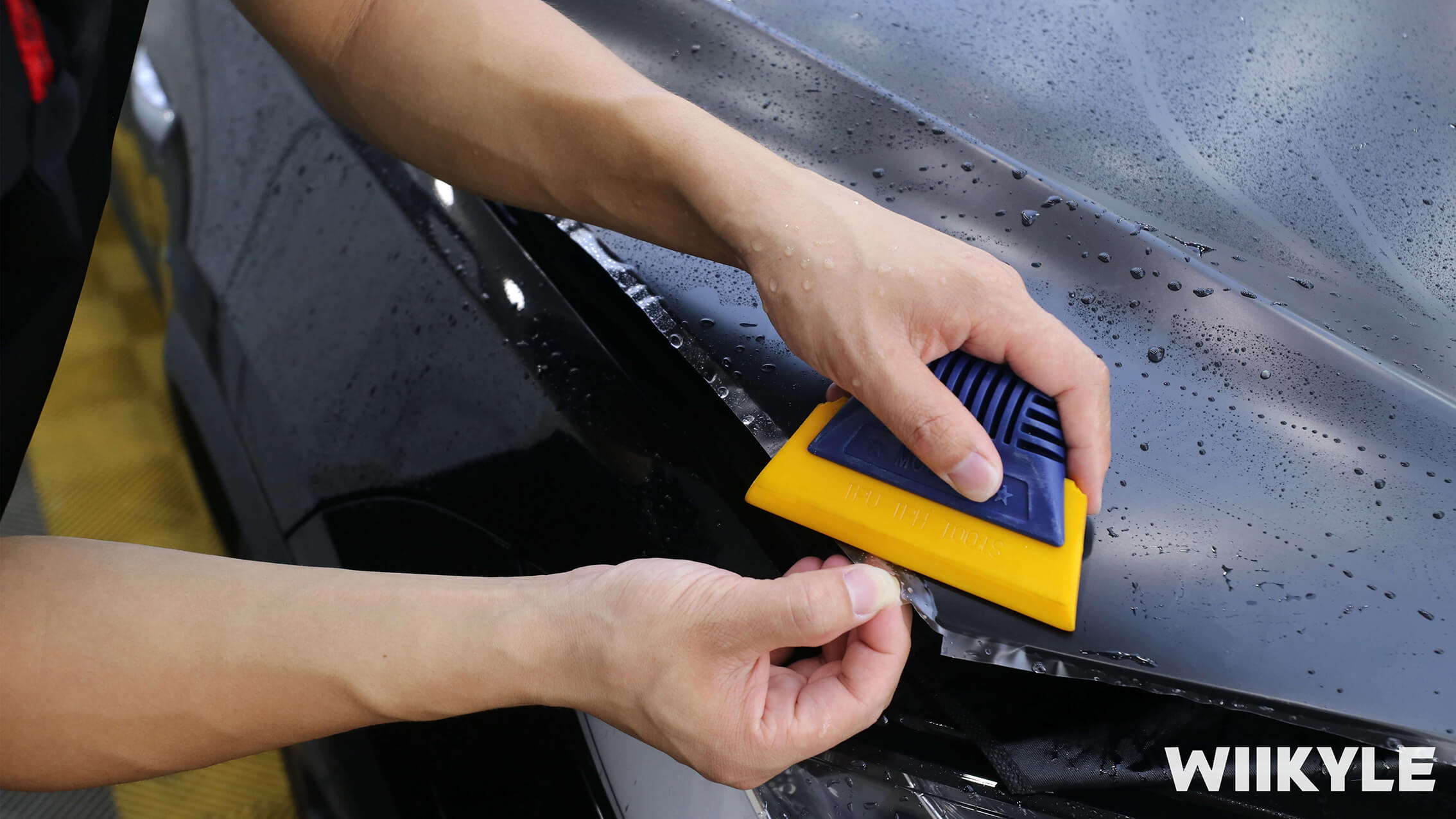 使用刮板工具，粘合车衣与车身