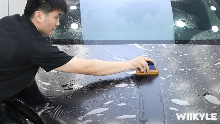 使用刮板工具把多余的水排出来来