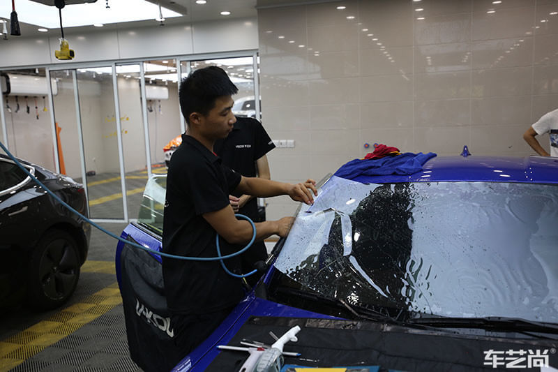 汽车贴膜施工过程（图六）