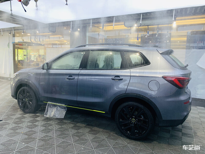 汽车贴膜时无尘喷淋有什么作用？