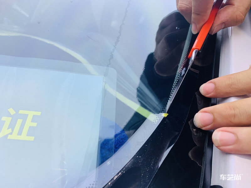 汽车贴膜时垫片裁膜会伤到车漆吗？