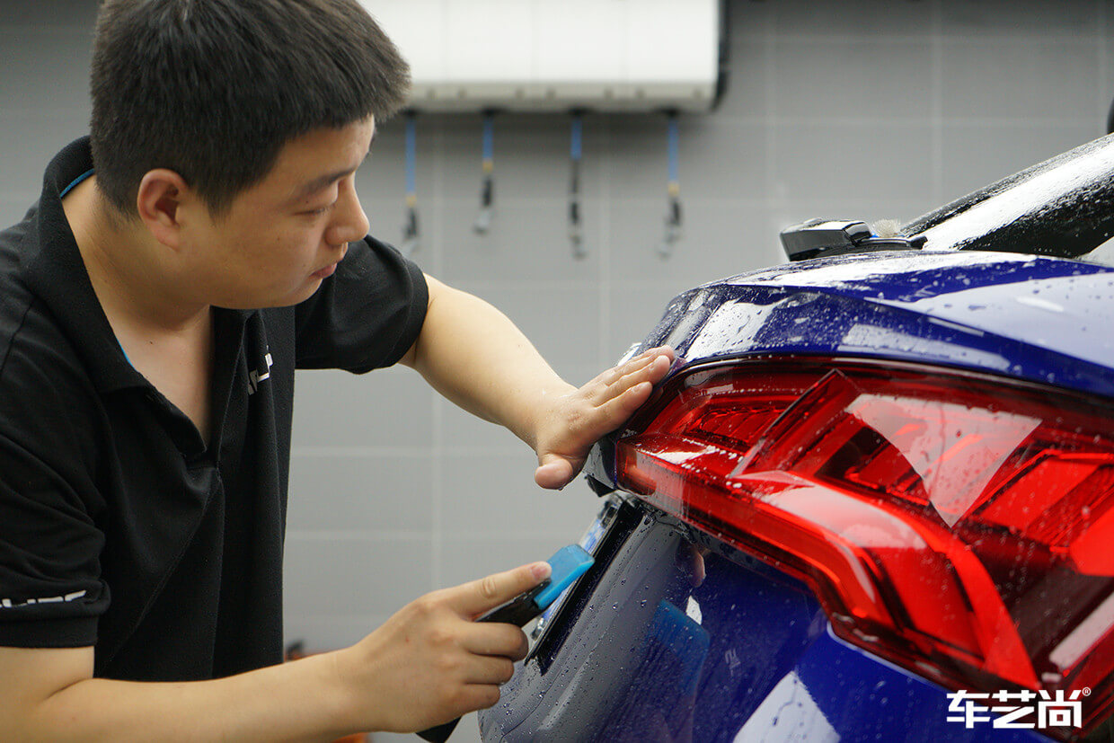 蓝色奥迪Q5L施工罗利普斯漆面保护膜流程图（11）