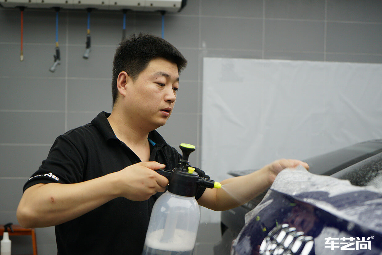 蓝色奥迪Q5L施工罗利普斯漆面保护膜流程图（7）