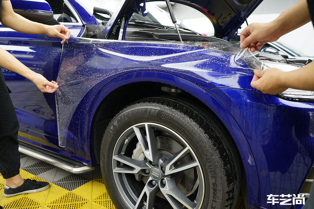 蓝色奥迪Q5L施工罗利普斯漆面保护膜流程图（5）