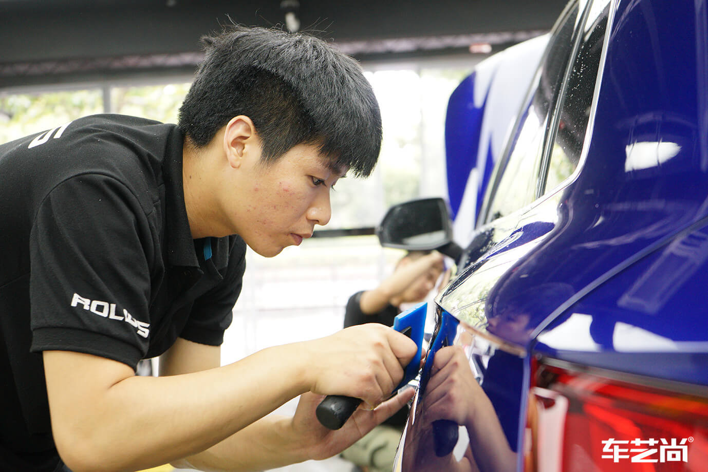 蓝色奥迪Q5L施工罗利普斯漆面保护膜流程图（10）