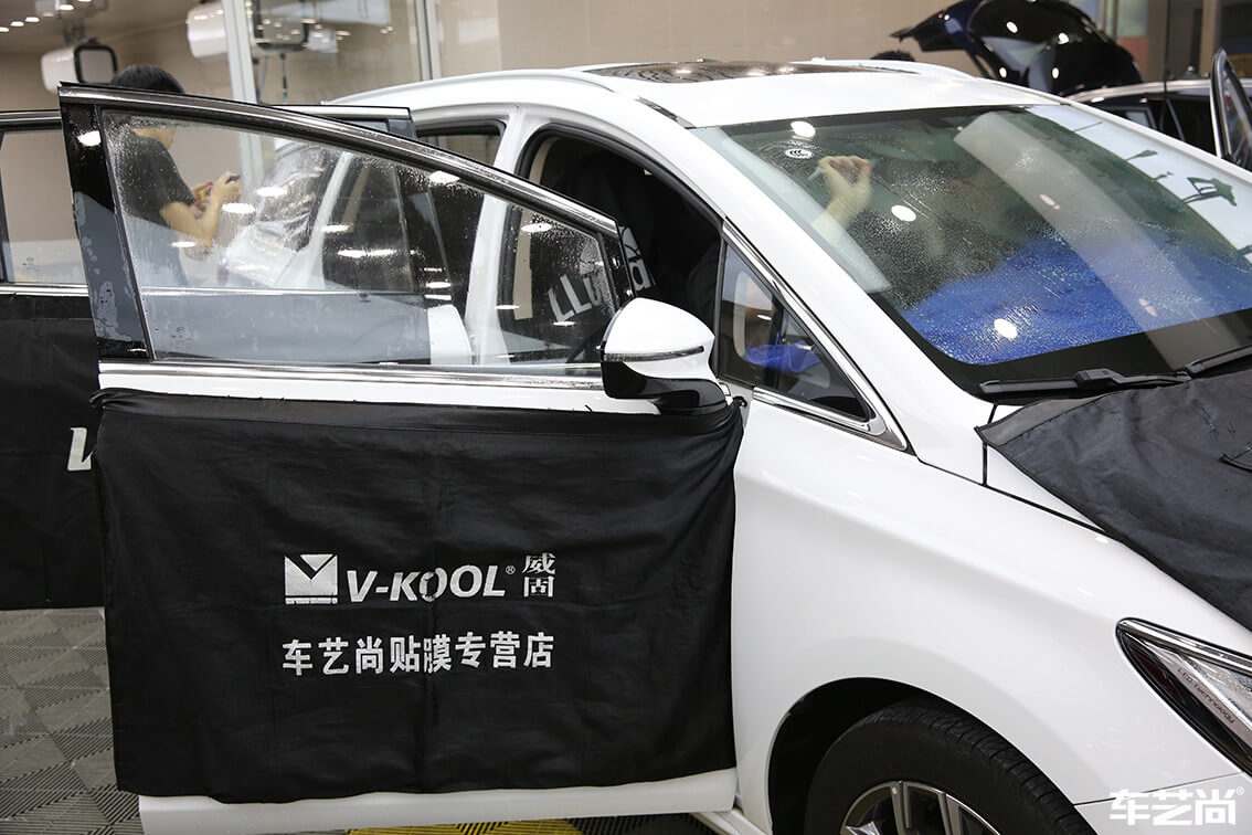 凯迪拉克装贴威固隔热膜，施工流程展示（2）