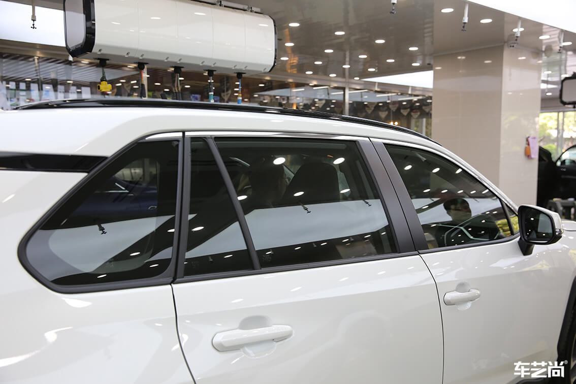 白色丰田RAV4威固隔热膜专业施工案例（14）