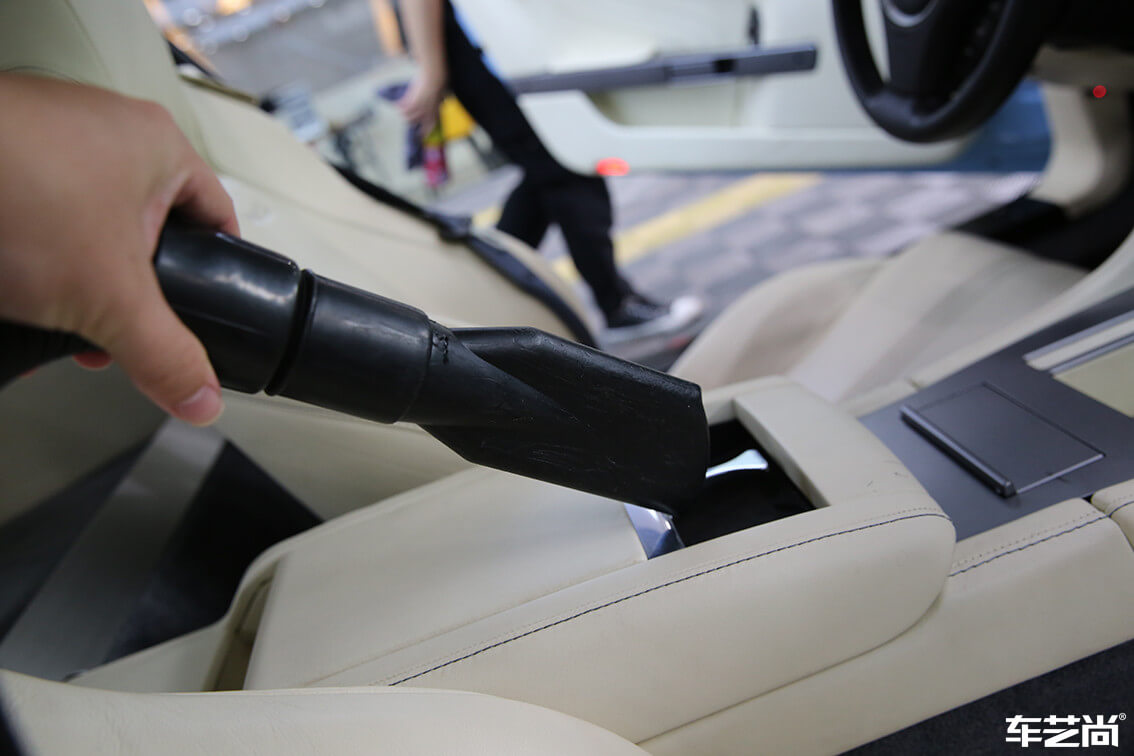 蓝色阿斯顿马丁选择车艺尚进行车辆清洗（13）