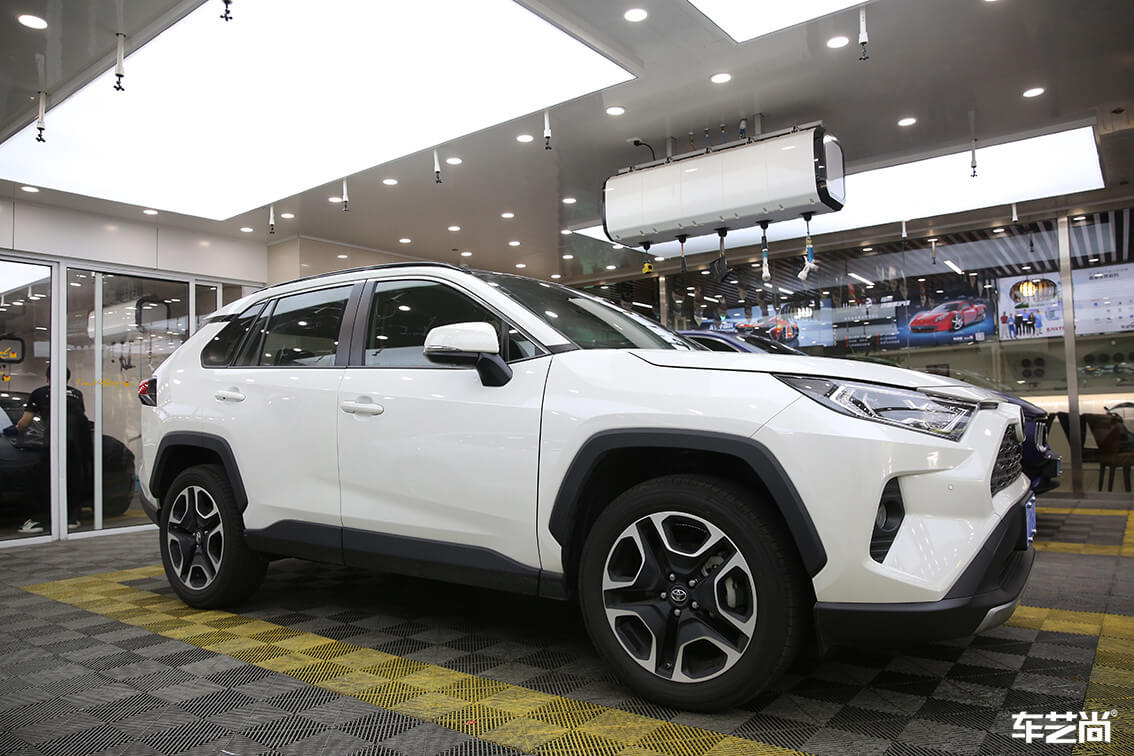 白色丰田RAV4威固隔热膜专业施工案例（12）
