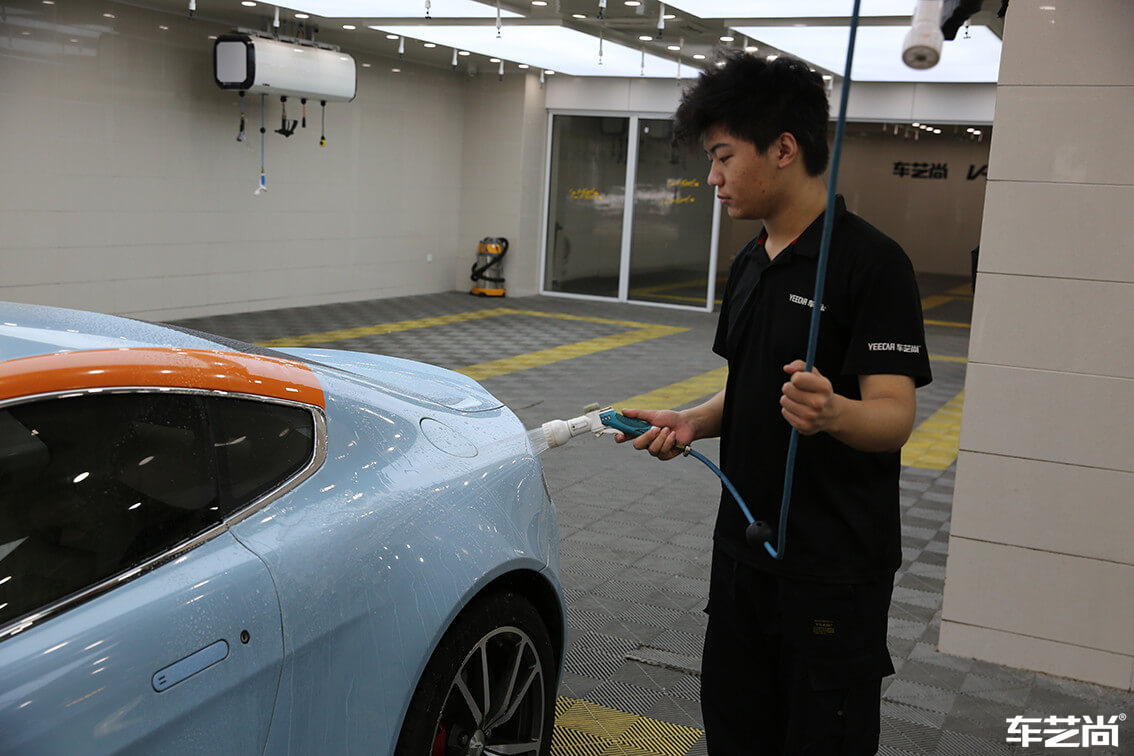 蓝色阿斯顿马丁选择车艺尚进行车辆清洗（1）