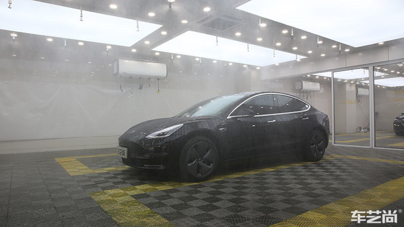 隐形车衣施工时无尘喷淋有什么作用？