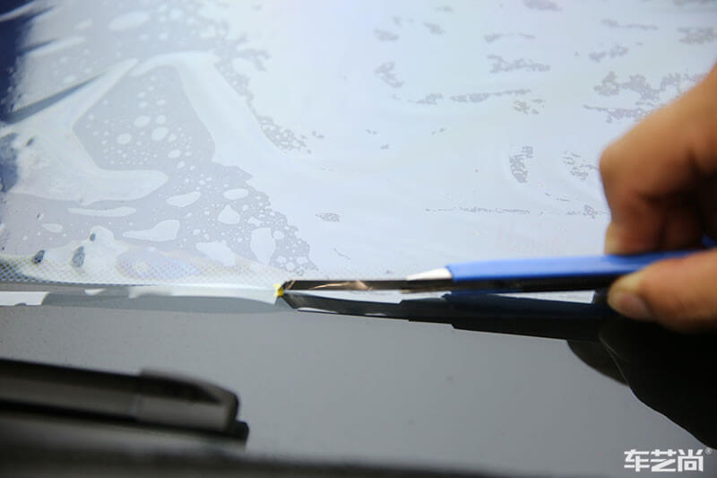 荣威RX5施工威固隔热膜过程展示（垫片裁膜二）