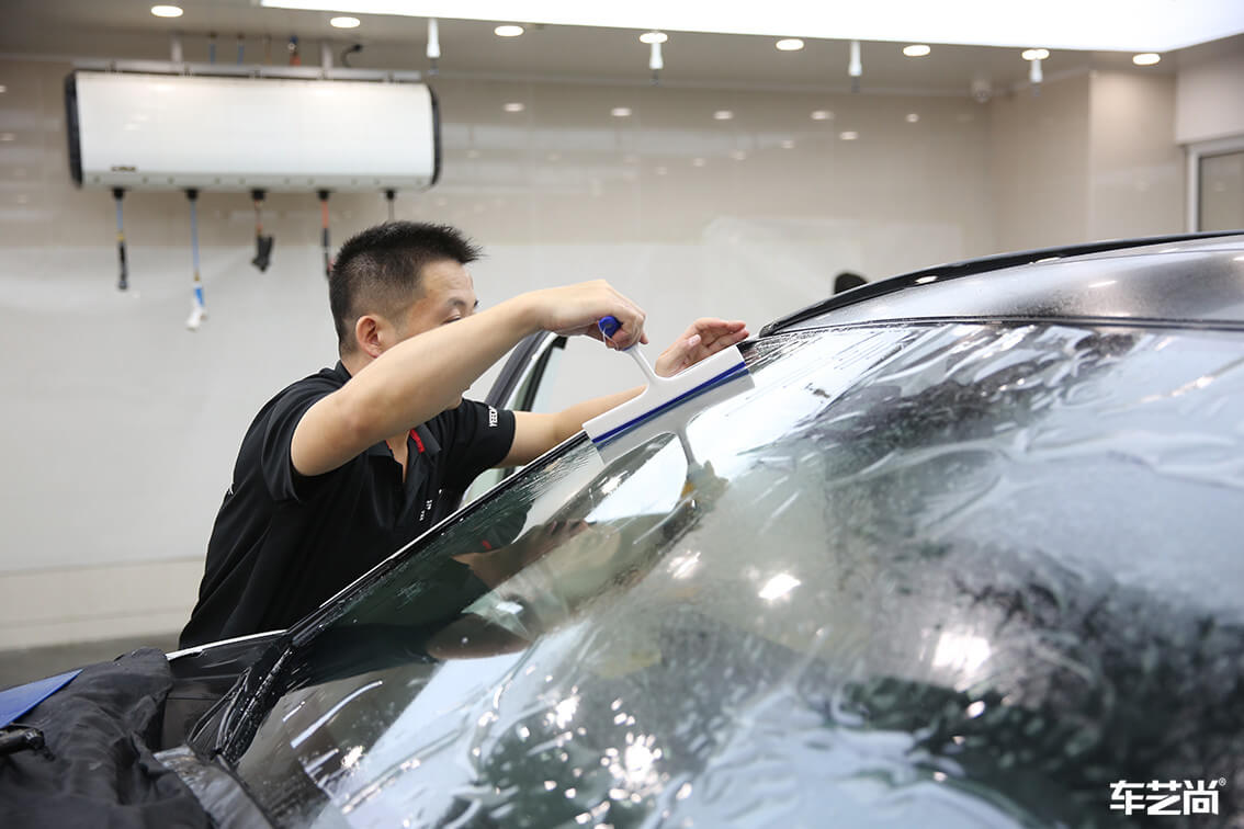 白色丰田RAV4威固隔热膜专业施工案例（5）