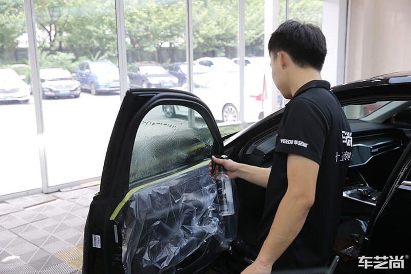 奥迪A6L施工威固隔热膜过程展示（图十二）