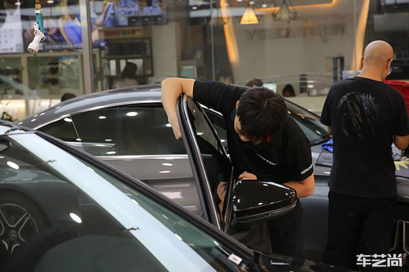 奥迪A6L施工威固隔热膜过程展示（图十三）