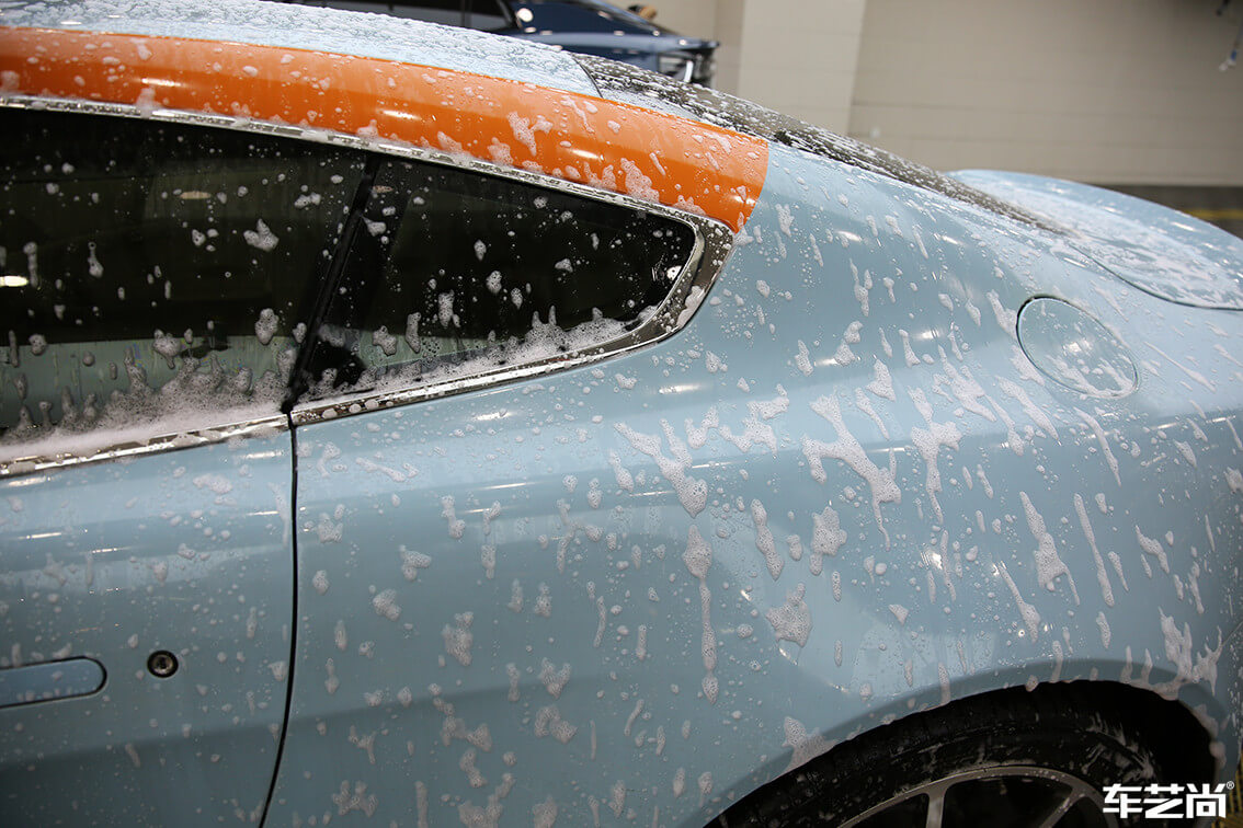 蓝色阿斯顿马丁选择车艺尚进行车辆清洗（3）