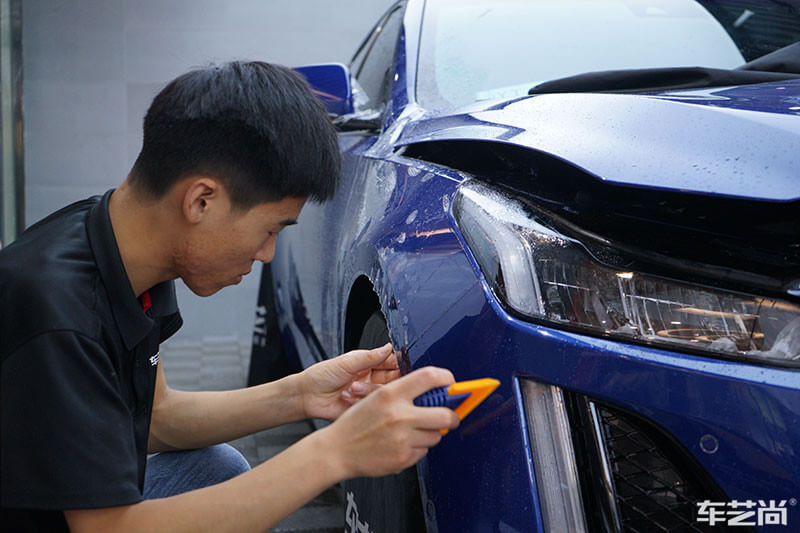 凯迪拉克CT5施工漆面保护膜过程（图六）
